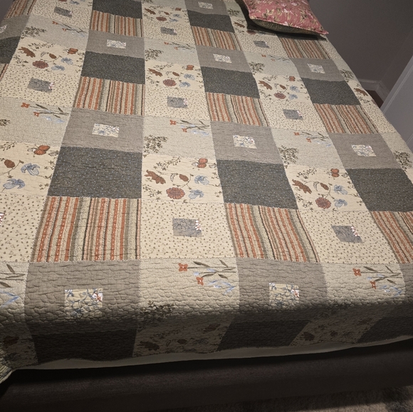 Patchwork Quilt in Greenand Cream Farmhouse Style - Picture 1 of 10